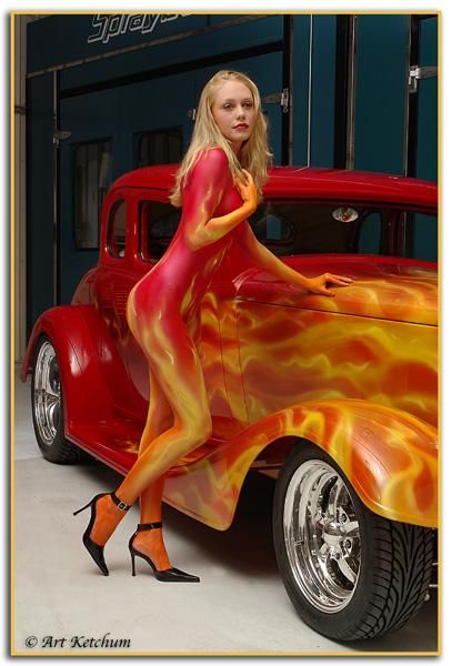 Pin-up e hot rod flamejantes.