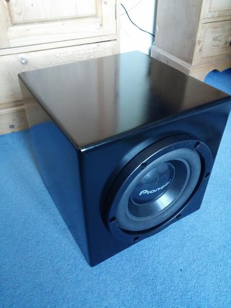 This thing really kicks out some bass and the 11mm xmax is pretty goddamn impressive to watch